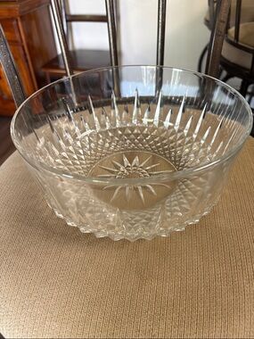 Arcoroc USA Clear Crystal Serving Bowl - Starburst Pattern